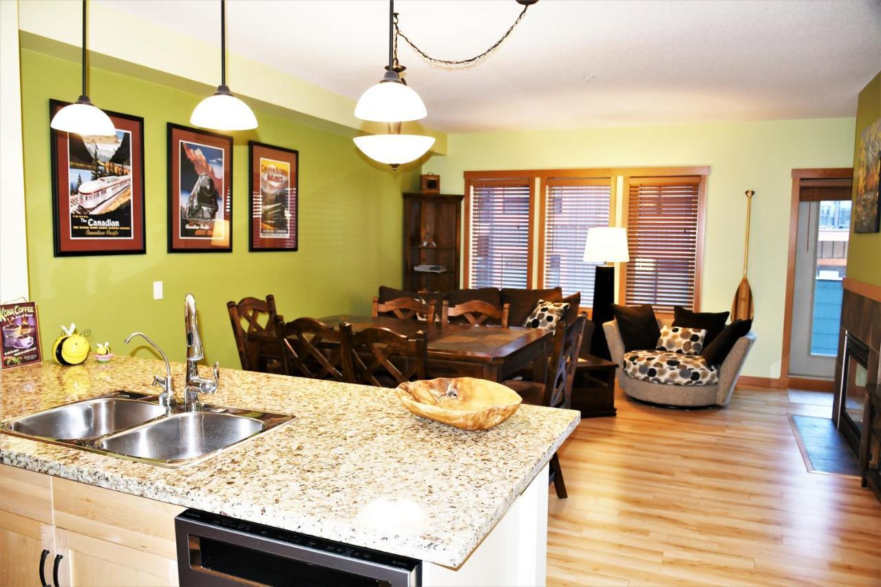 Renovated Condo, 2Br, 2Ba, Heated Pool, 3 Hot Tubs, Pets Welcome! Canmore Esterno foto