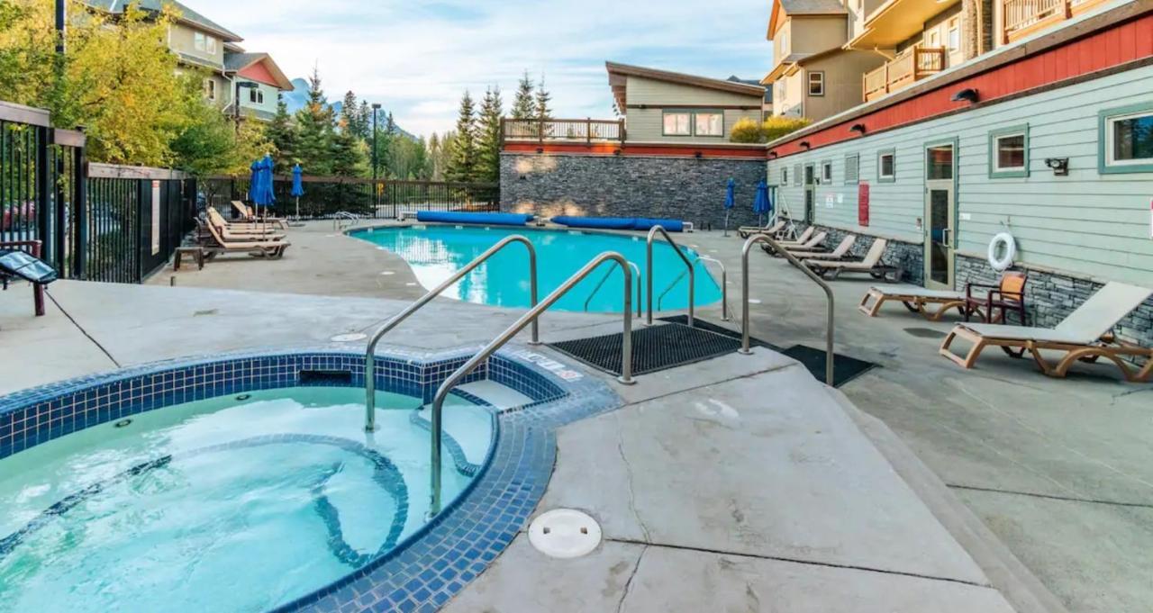 Renovated Condo, 2Br, 2Ba, Heated Pool, 3 Hot Tubs, Pets Welcome! Canmore Esterno foto