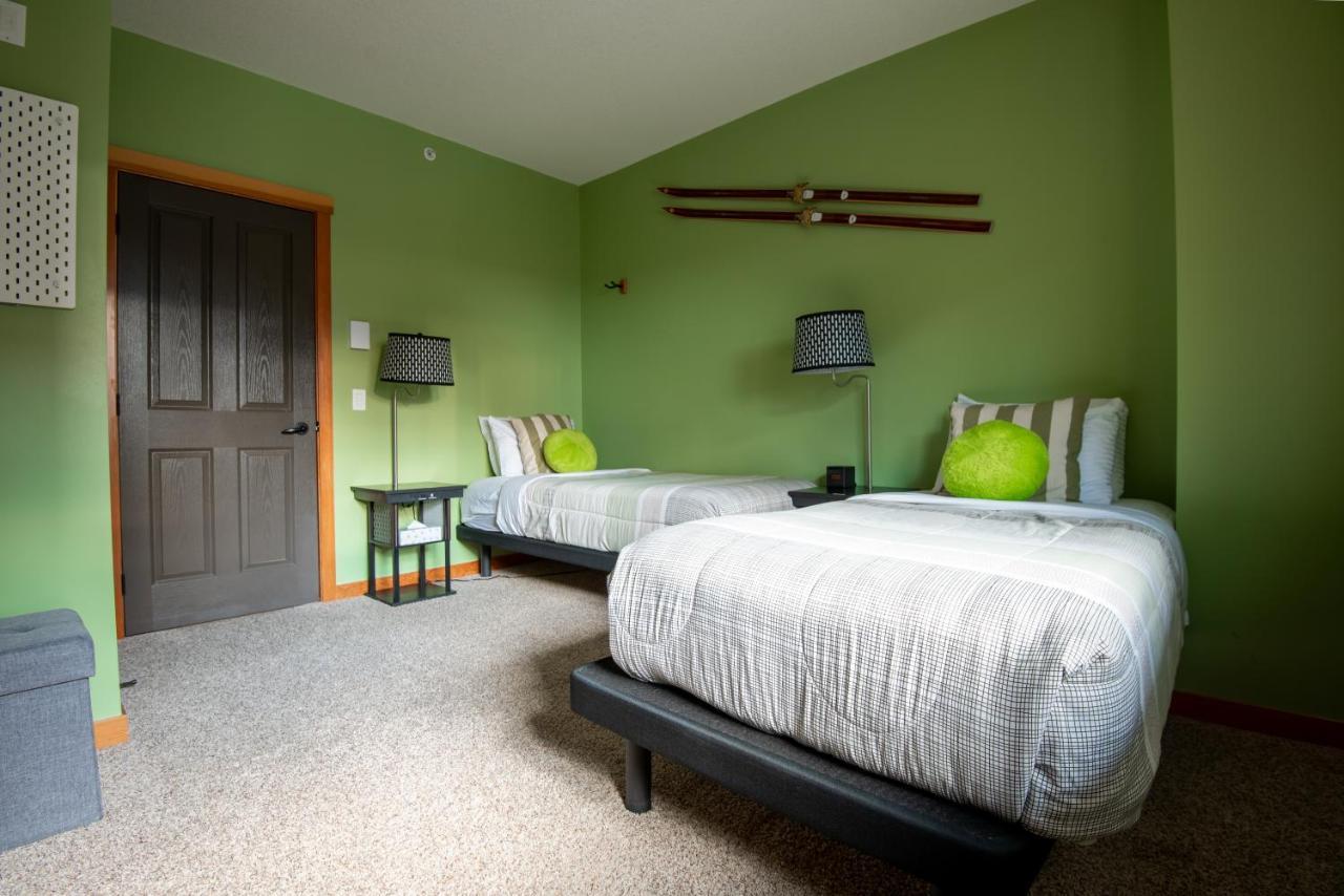 Renovated Condo, 2Br, 2Ba, Heated Pool, 3 Hot Tubs, Pets Welcome! Canmore Esterno foto