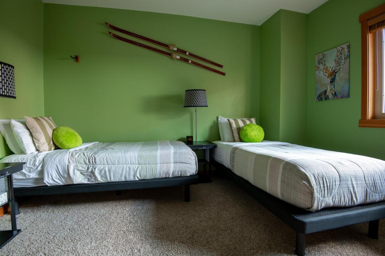 Renovated Condo, 2Br, 2Ba, Heated Pool, 3 Hot Tubs, Pets Welcome! Canmore Esterno foto