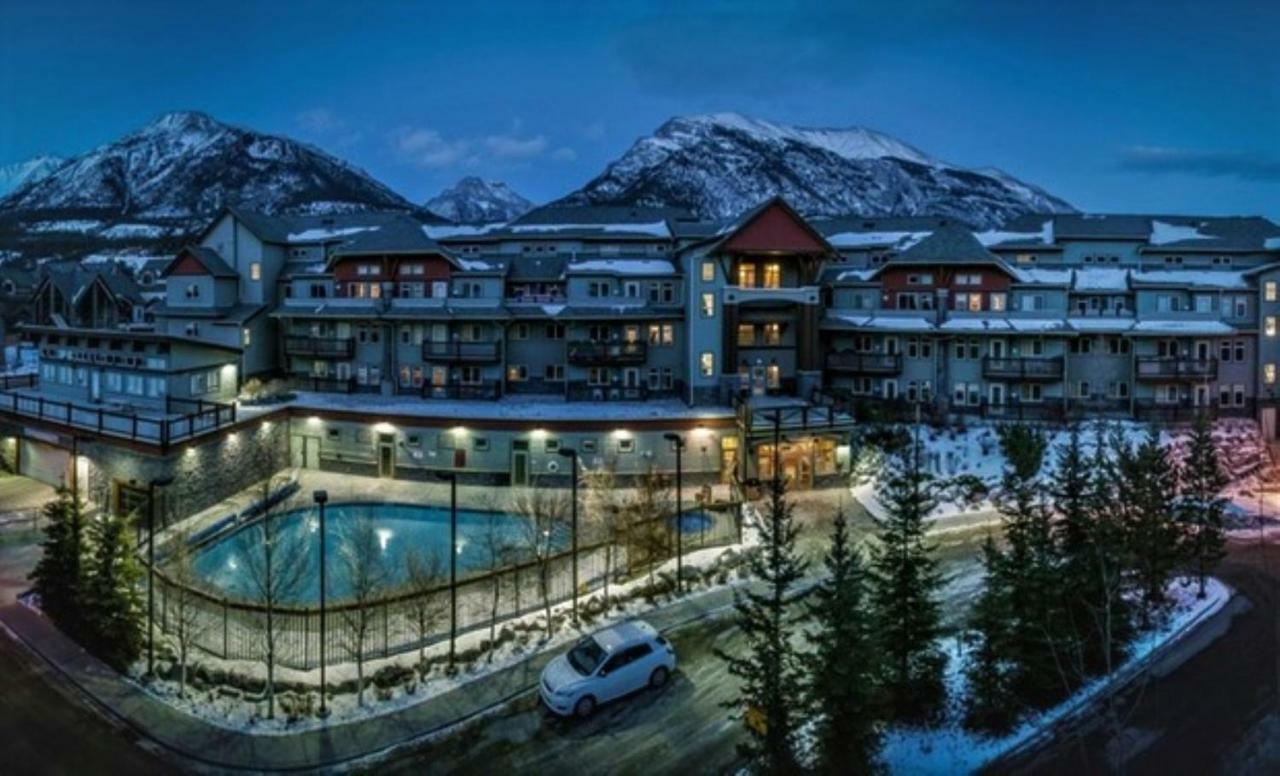 Renovated Condo, 2Br, 2Ba, Heated Pool, 3 Hot Tubs, Pets Welcome! Canmore Esterno foto